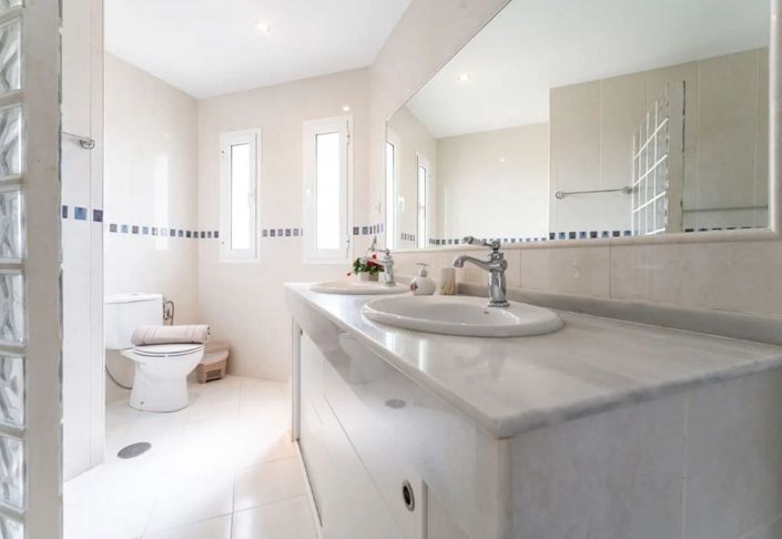 Image No.58-4 Bed Villa for sale