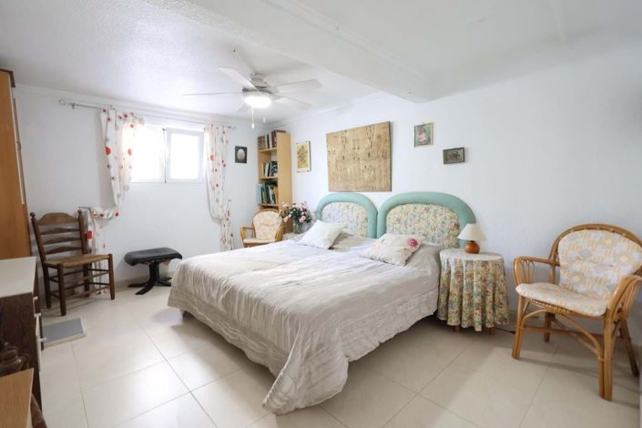 Image No.12-4 Bed Townhouse for sale