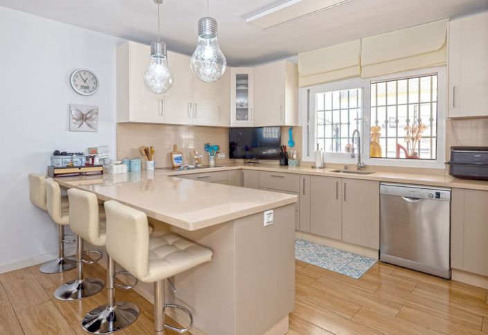 Image No.2-5 Bed Townhouse for sale