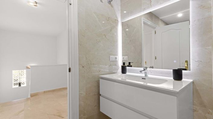 Image No.11-3 Bed Townhouse for sale