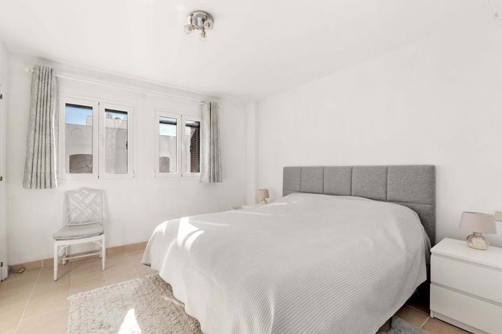 Image No.8-2 Bed Townhouse for sale