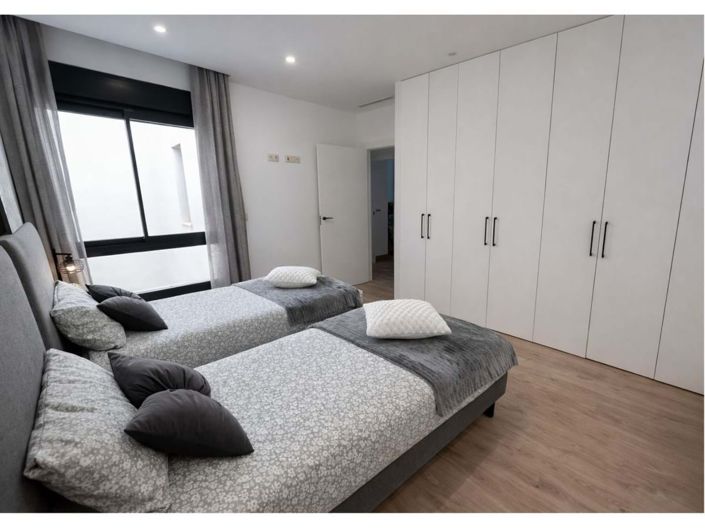 Image No.26-3 Bed Townhouse for sale