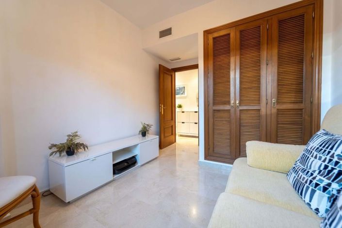 Image No.17-6 Bed Townhouse for sale