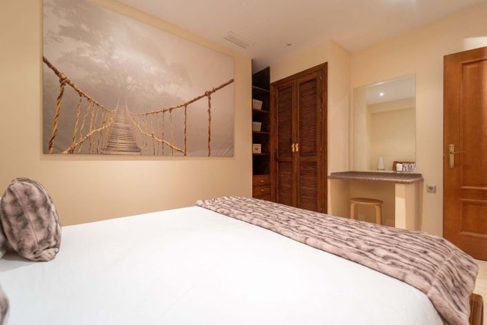 Image No.40-6 Bed Townhouse for sale