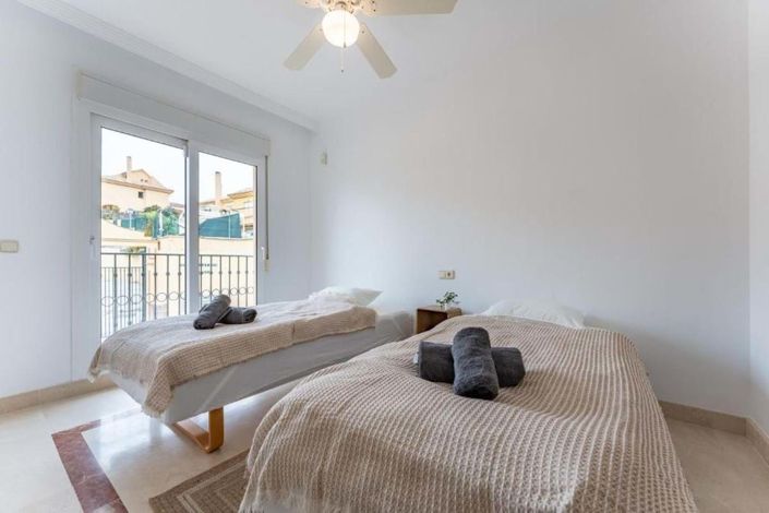 Image No.16-4 Bed Semi-Detached for sale