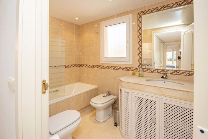 Image No.21-4 Bed Semi-Detached for sale