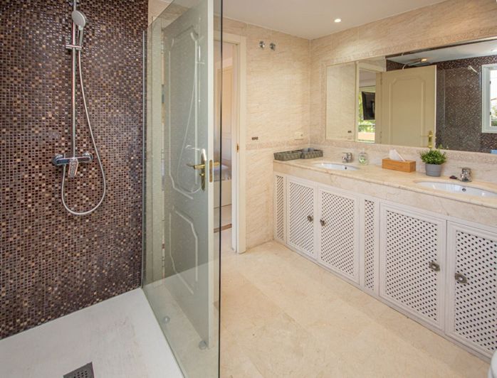 Image No.29-4 Bed Semi-Detached for sale