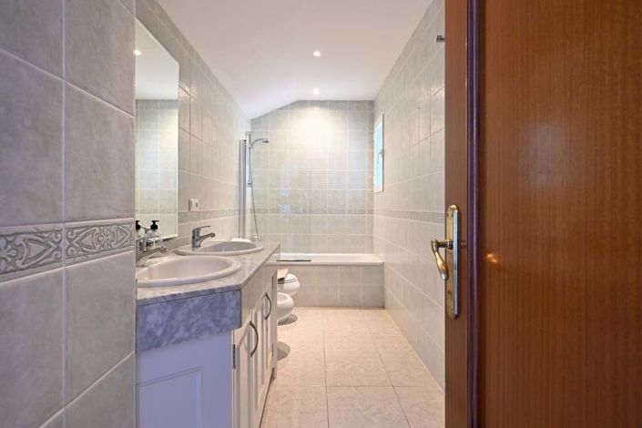 Image No.29-4 Bed Townhouse for sale