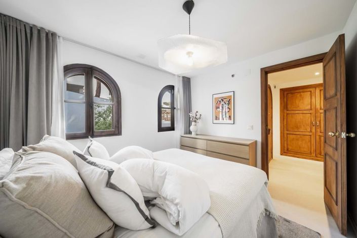 Image No.21-3 Bed Property for sale