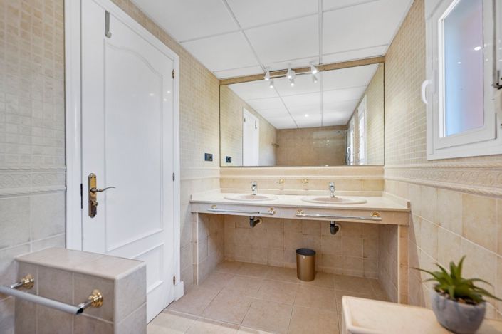 Image No.34-5 Bed Villa for sale