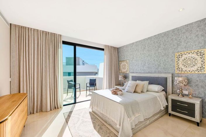 Image No.11-4 Bed Townhouse for sale