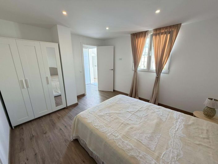 Image No.13-4 Bed Townhouse for sale