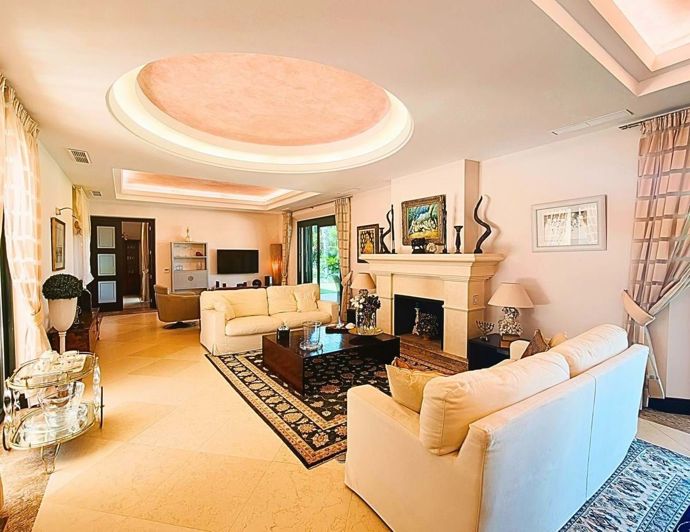 Image No.8-7 Bed Villa for sale