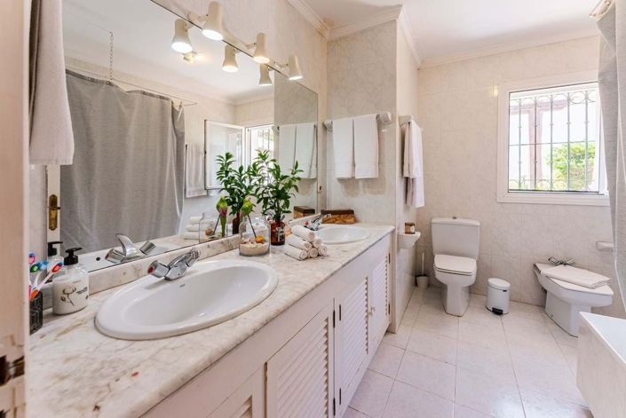 Image No.11-Villa de 4 chambres à vendre à Estepona