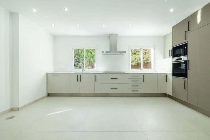 Image No.4-4 Bed Villa for sale