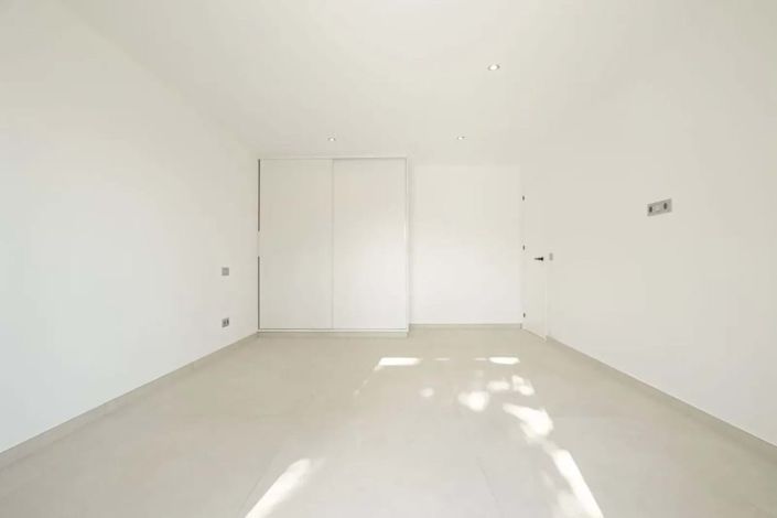 Image No.42-4 Bed Villa for sale