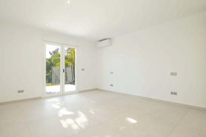 Image No.9-4 Bed Villa for sale