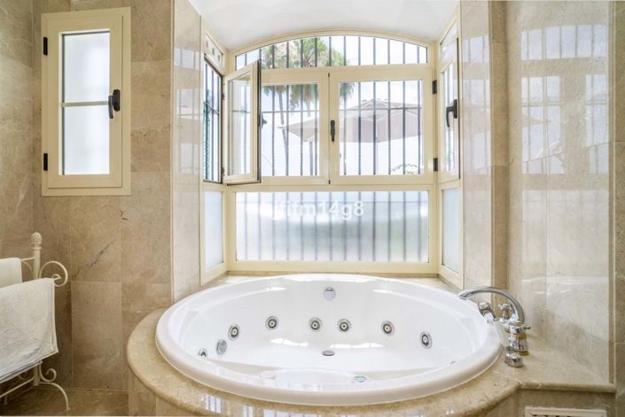 Image No.12-3 Bed Townhouse for sale