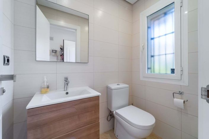 Image No.28-4 Bed Semi-Detached for sale