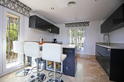 12-53013098fcab6c38b1379cd33298e050