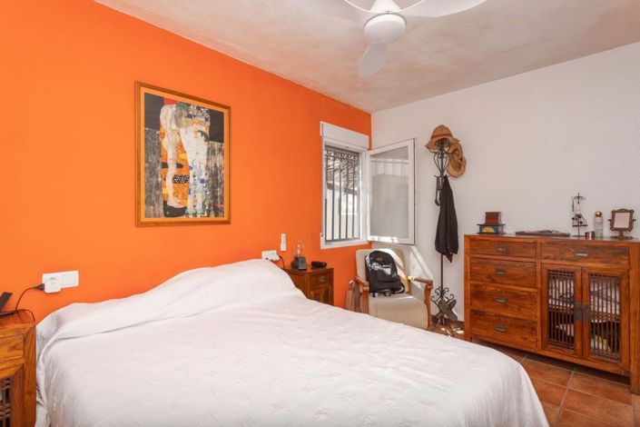 Image No.17-4 Bed Townhouse for sale