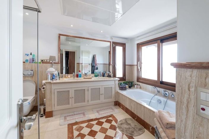 Image No.12-4 Bed Townhouse for sale