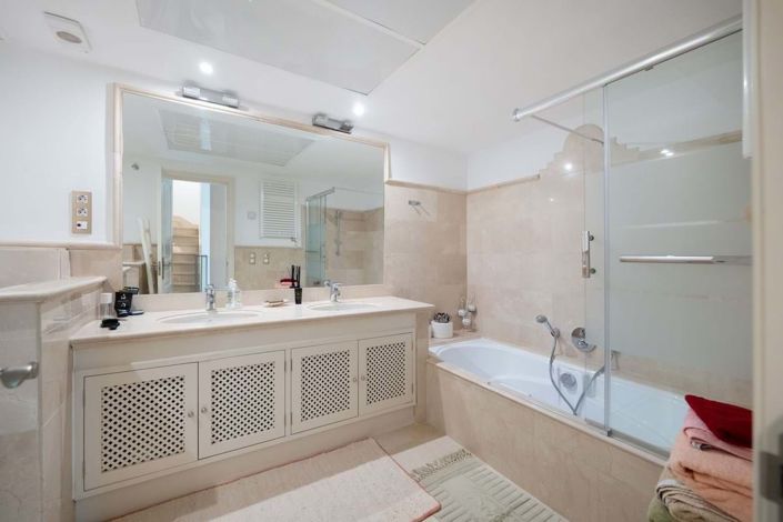 Image No.22-4 Bed Townhouse for sale