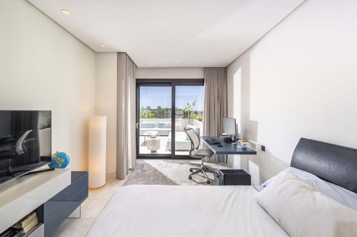 Image No.17-5 Bed Townhouse for sale