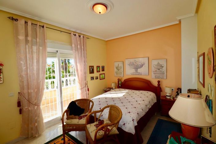 Image No.15-3 Bed Townhouse for sale