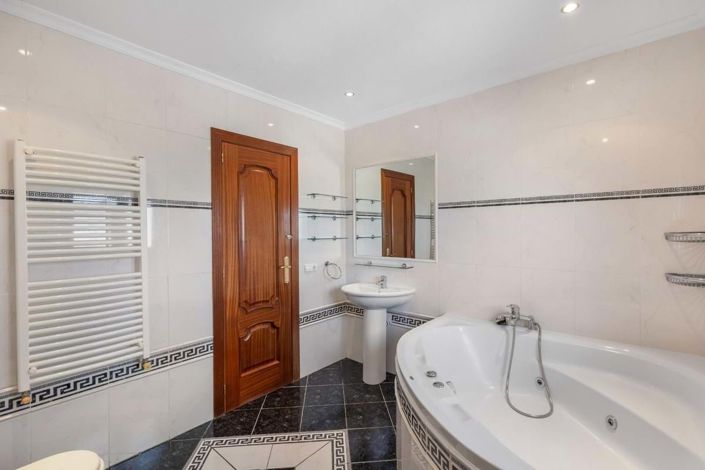 Image No.16-5 Bed Villa for sale