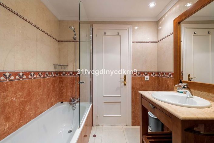 Image No.17-4 Bed Townhouse for sale