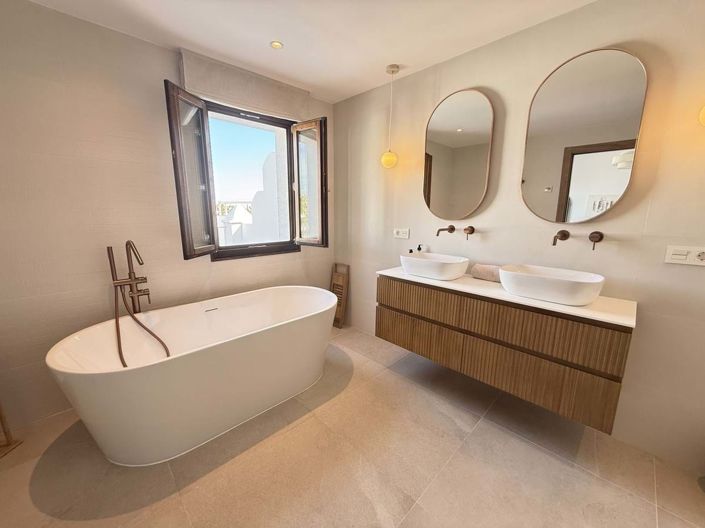 Image No.17-4 Bed Townhouse for sale