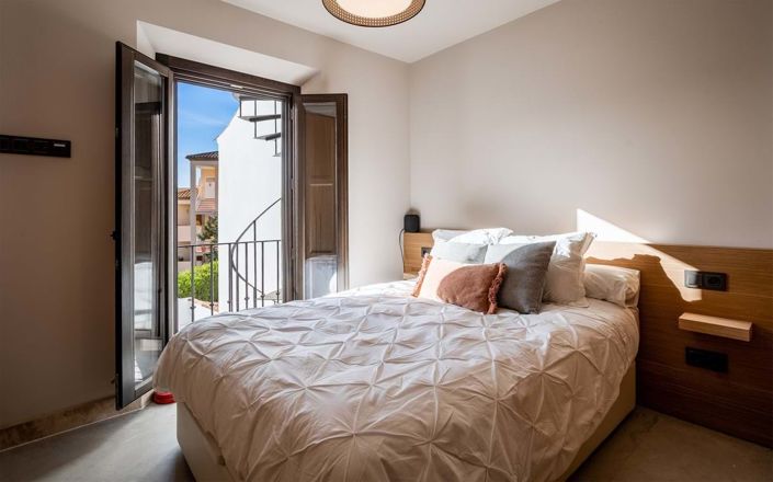 Image No.7-2 Bed Townhouse for sale