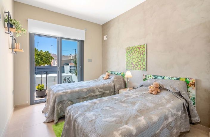 Image No.20-3 Bed Townhouse for sale