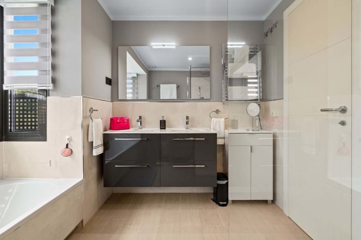 Image No.17-4 Bed Semi-Detached for sale