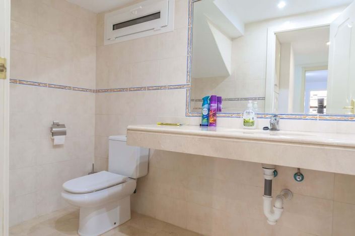 Image No.17-4 Bed Semi-Detached for sale