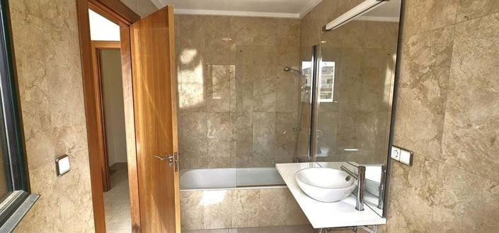 Image No.25-3 Bed Townhouse for sale