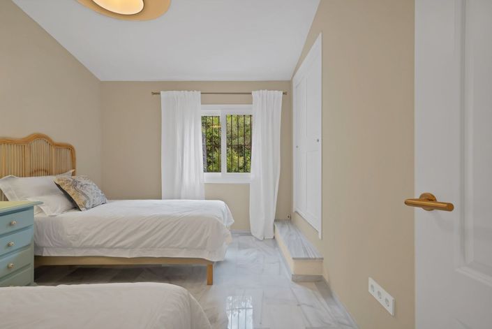 Image No.12-2 Bed Townhouse for sale