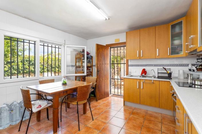 Image No.12-4 Bed Townhouse for sale