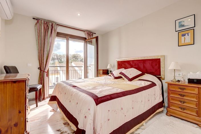 Image No.11-4 Bed Townhouse for sale
