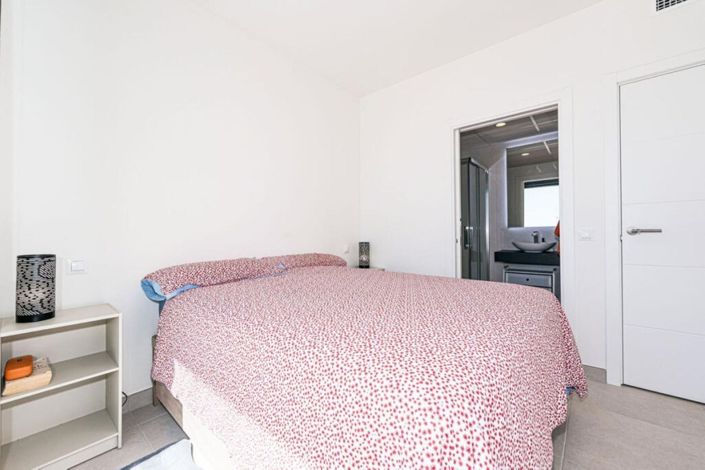 Image No.20-4 Bed Townhouse for sale