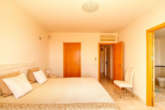 Image No.21-4 Bed Townhouse for sale