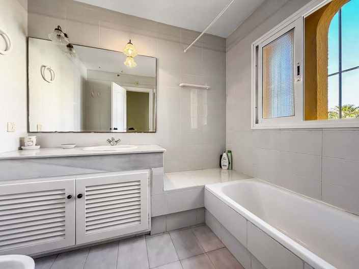 Image No.53-5 Bed Townhouse for sale