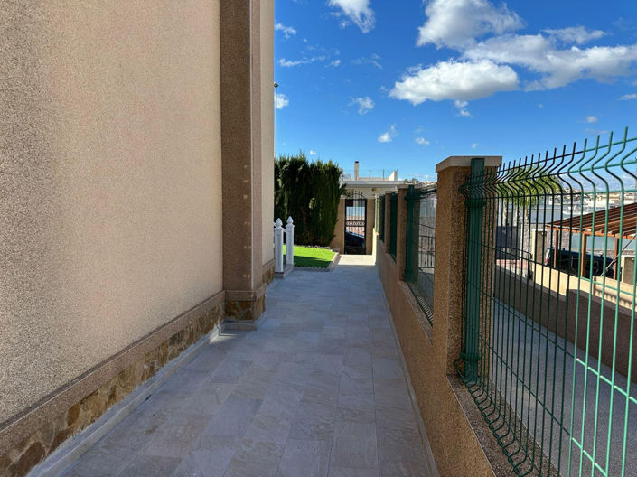 Image No.29-4 Bed Townhouse for sale