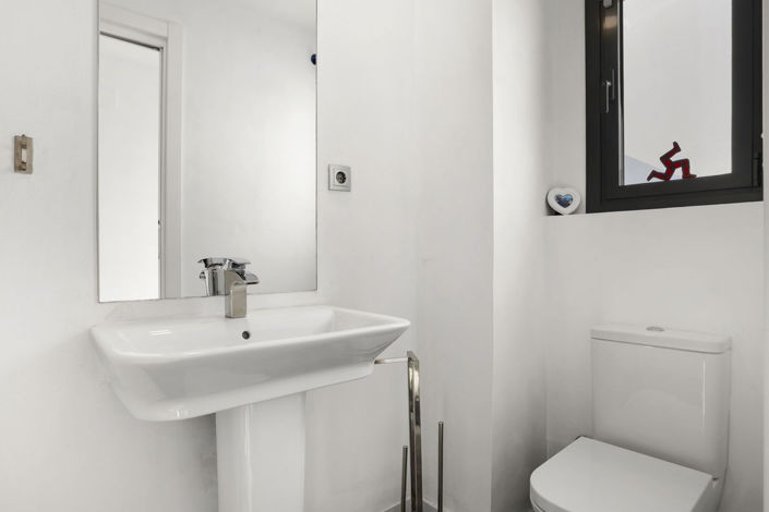 Image No.12-4 Bed Semi-Detached for sale