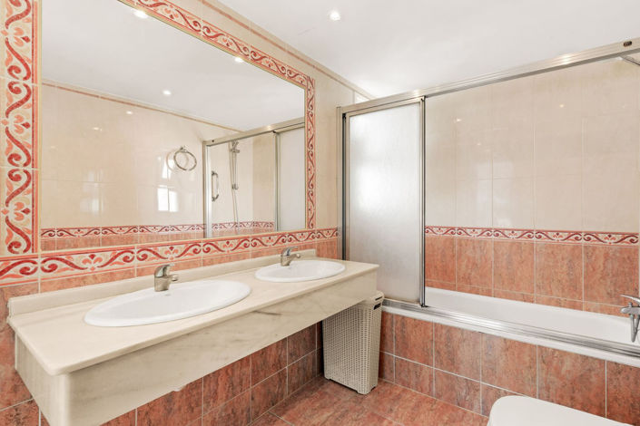 Image No.20-2 Bed Townhouse for sale