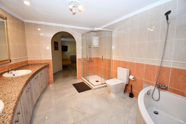 Image No.60-9 Bed Villa for sale