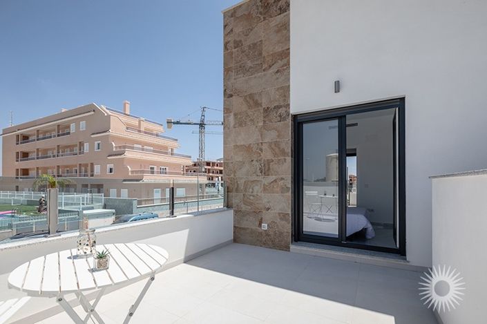 Image No.17-3 Bed Townhouse for sale