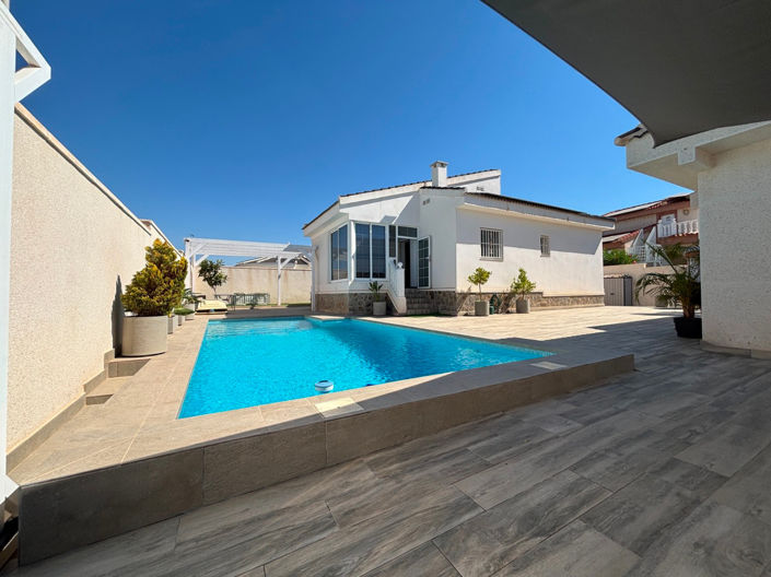 Image No.2-4 Bed Villa for sale