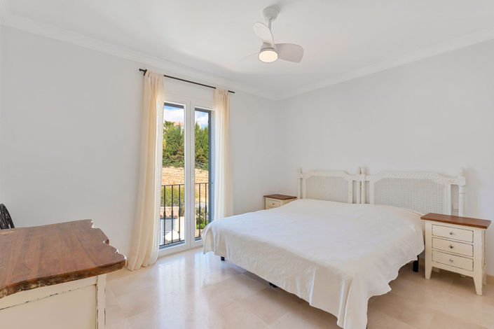 Image No.18-3 Bed Townhouse for sale